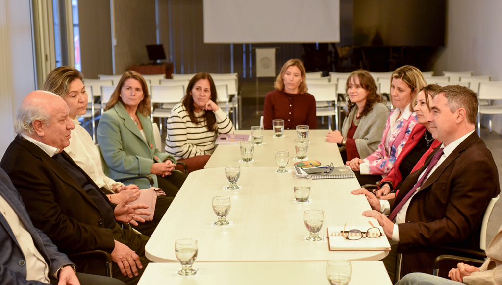 Autoridades del Poder Judicial y representantes del Colegio de Abogados sentados alrededor de una mesa