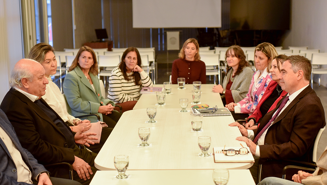 Autoridades del Poder Judicial y representantes del Colegio de Abogados sentados alrededor de una mesa