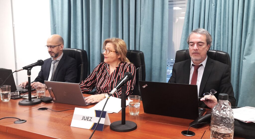 Imagen del tribunal integrado por la jueza Carina Alvarez, y los jueces Juan Pablo Encina y Raúl Aufranc