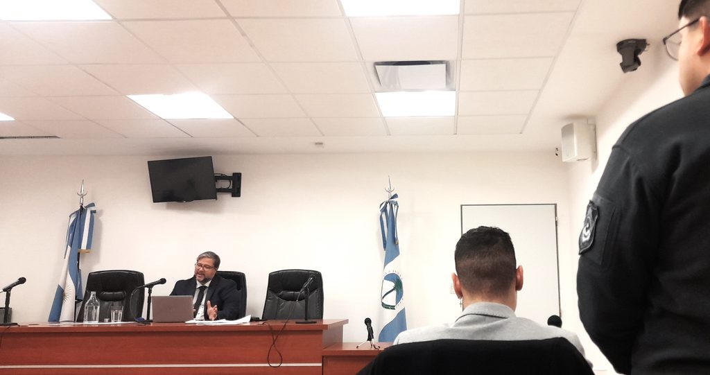 Imagen del juez Juan Guaita dando la resolución del Control de Acusación, a la derecha de la imagen, de espaldas el abogado defensor del imputado