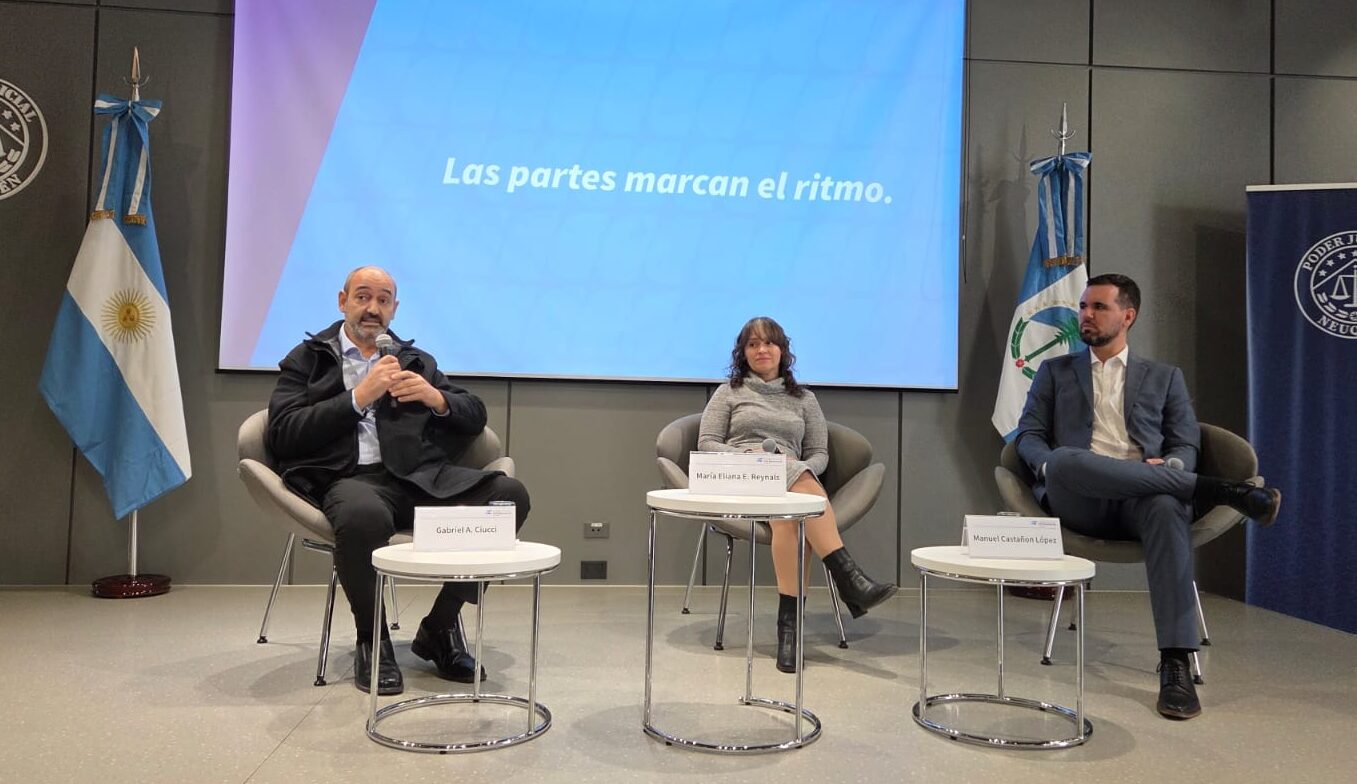 Ciucci, Reynals y Castañón López sentados explicando los alcances del nuevo Código Procesal Civil Adversarial.