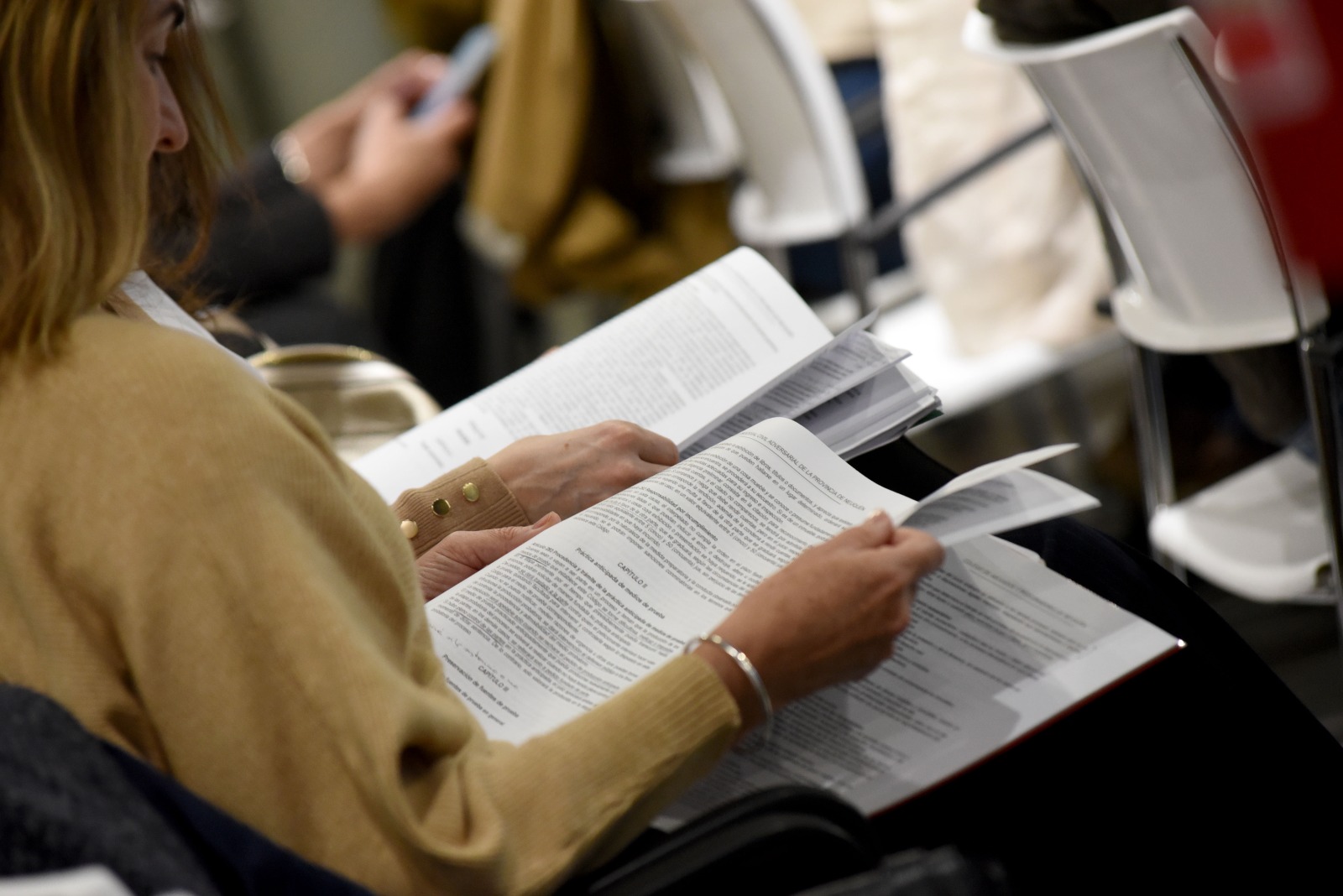 mujer sentada leyendo