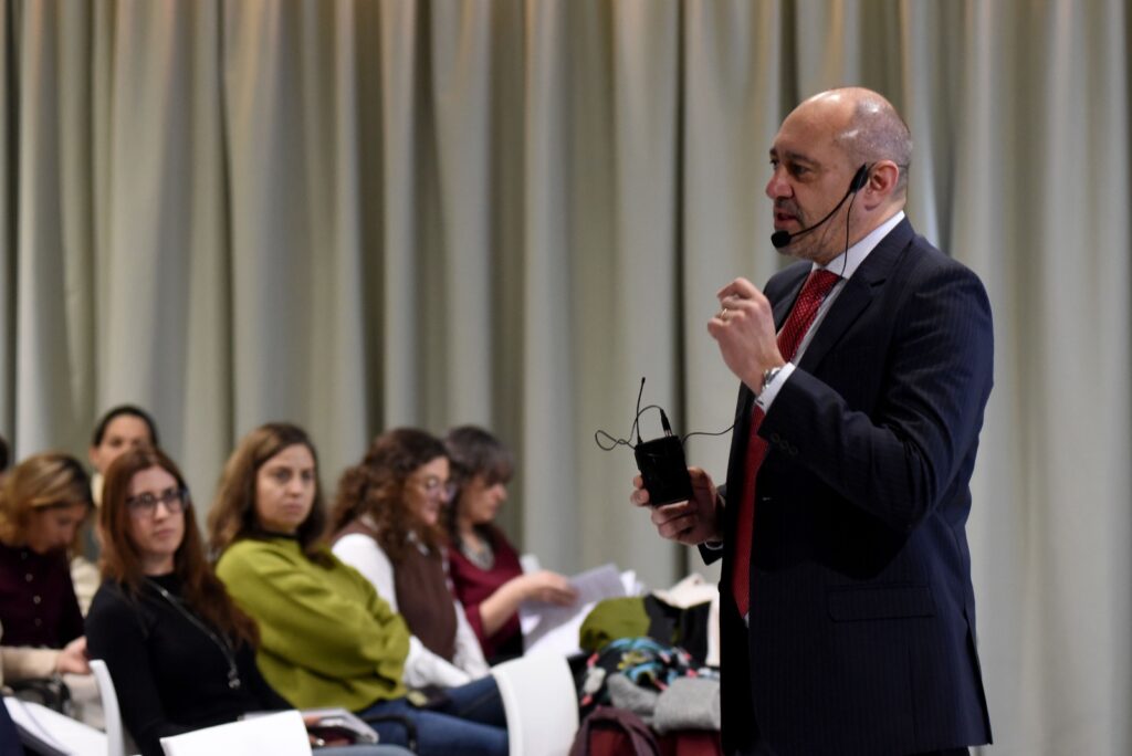Hombre parado dando una capacitación sobre el nuevo código procesal civil adversarial.