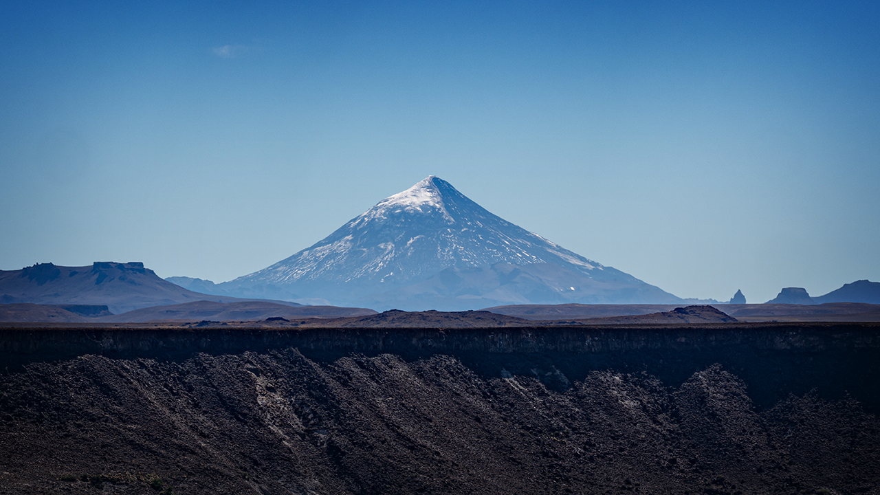 Fotografía del Volcán Lanín tomada desde gran distancia.