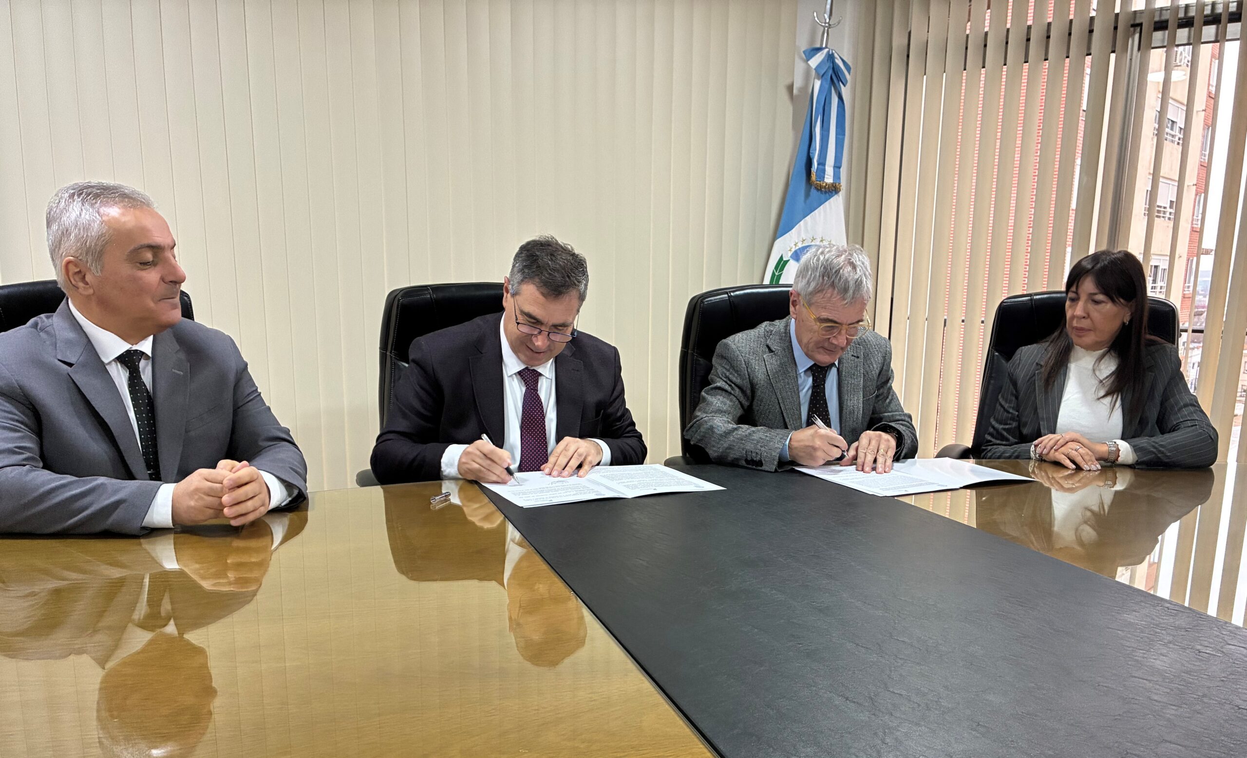 Busamia, Mazieres, Moya y De lo Santos firmando el convenio