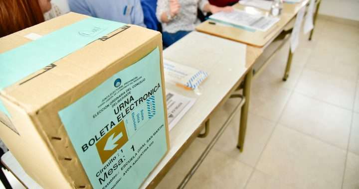 Imagen de una mesa de votación