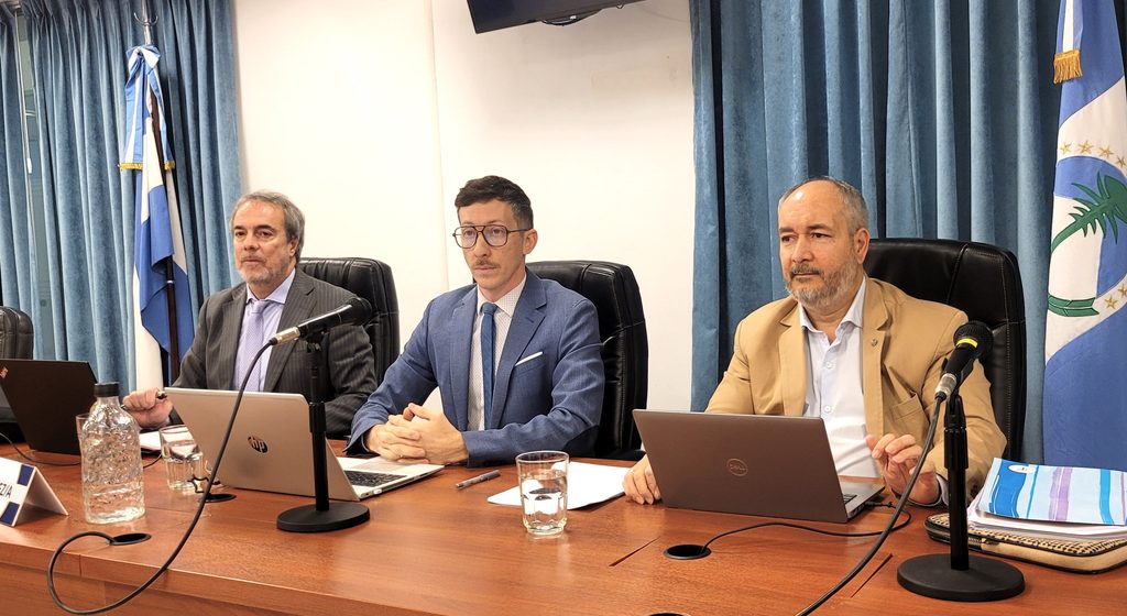 Foto del tribunal conformado por los jueces Raúl Aufranc, Marco Lupica Cristo y Mauricio Macagno