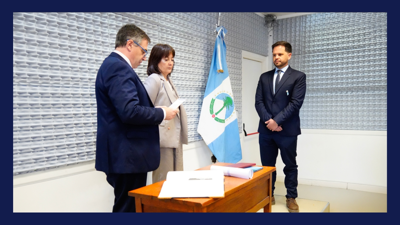 Gustavo Mazieres tomando juramento al juez procesal Administrativo Ezequiel Signorile