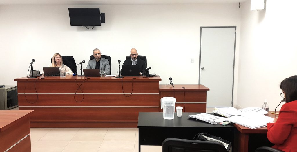 foto del tribunal integrado por la jueza Natalia Pelosso y los jueces Luciano Hermosilla y Juan Pablo Encina