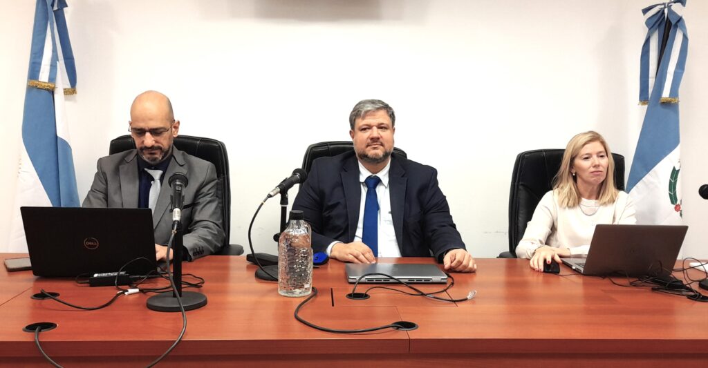 foto del tribunal integrado por los jueces Juan Guaita, Juan Pablo Encina y la jueza Natalia Pelosso