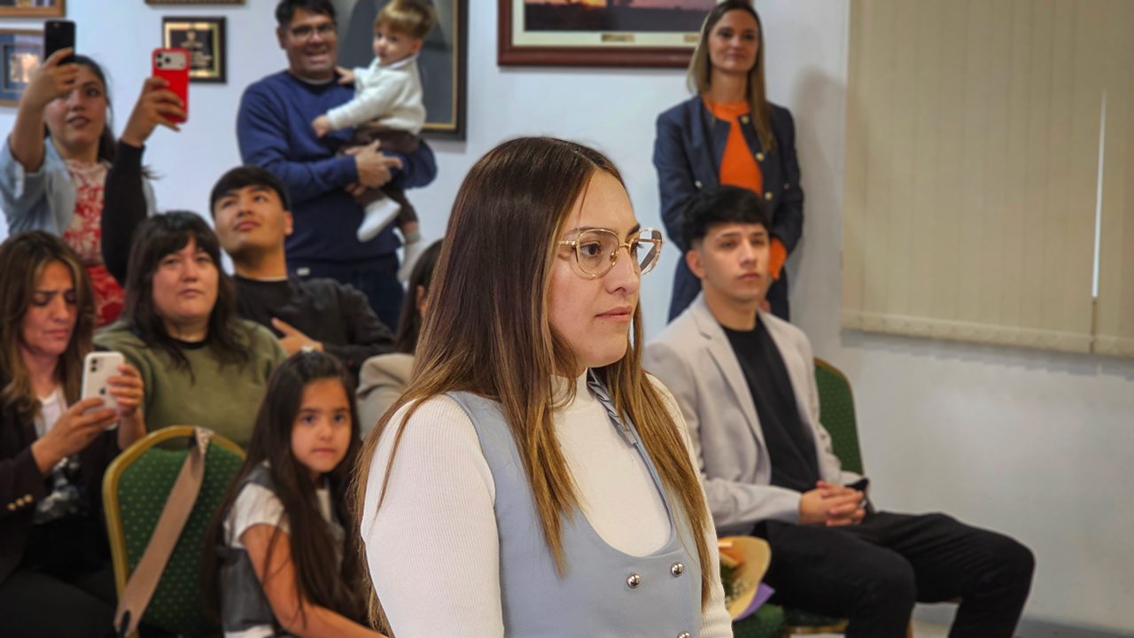 mujer en primer plano tomando juramento